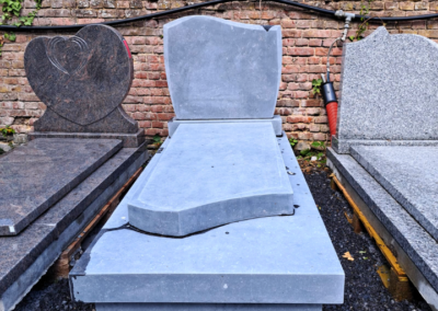 Trois réalisations de pierres tombales dont une en pierre bleue belge