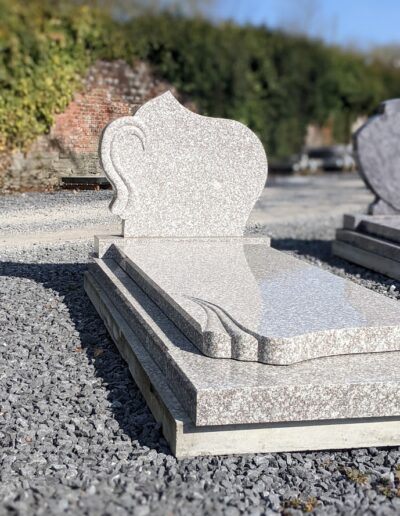 Godeau Ecaussinnes pierres tombales - monuments funeraires granit marbre de stoc show room plein air