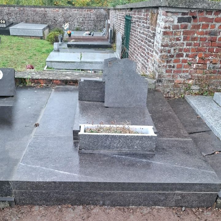 Rénovation d'une tombe en pierre bleue après