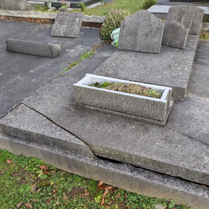 Rénovation d'une tombe en pierre bleue avant