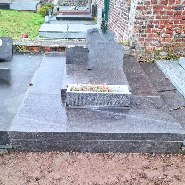 Réparation, nettoyage et rejointoyage d'une pierre tombale en pierre bleue